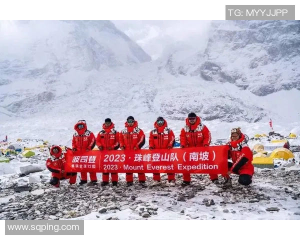 中国登山队挑战喜马拉雅新线路，全员成功登顶